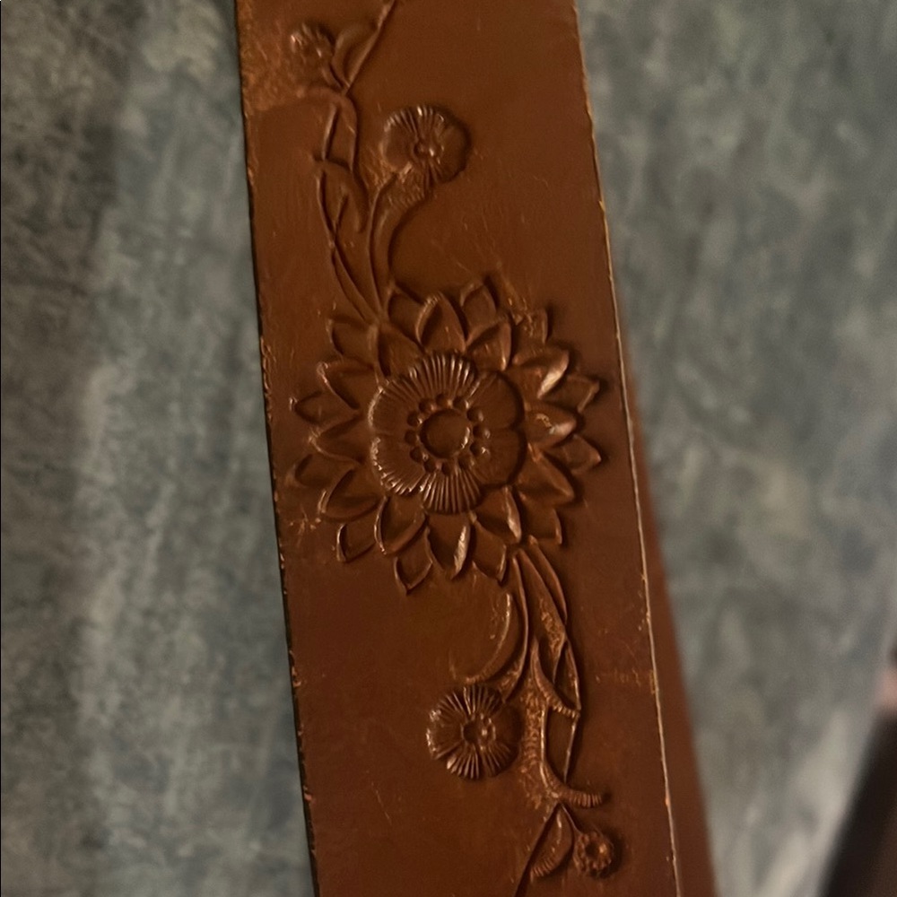 Filigree embossed brown Leather Belt with two interchangeable belt buckles - Picture 10 of 16